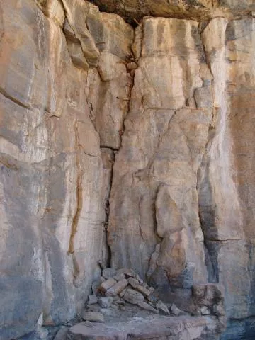 Honey collecting site note stone cairn and climbing pegs © Photo: J. Kinahan