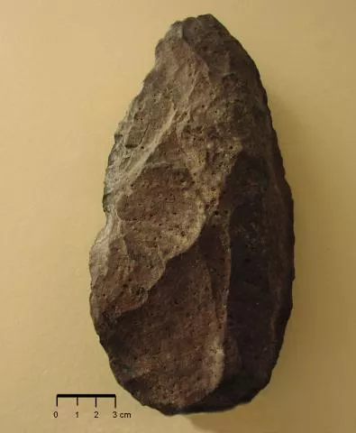 Bifacial hand-axe (late Pleistocene, <500 000 years) © Photo: J. Kinahan