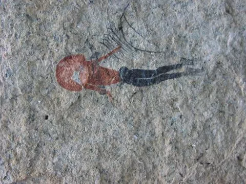 Painted bichrome human figure © Photo: J. Kinahan